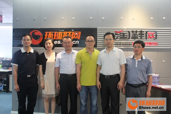 訊網(wǎng)科技總經(jīng)理林文佳(右三)與福建省信息化局副局長邵玉龍(右二)等領(lǐng)導(dǎo)一行合影留念 訊網(wǎng)科技總經(jīng)理林文佳(右三)與福建省信息化局副局長邵玉龍(右二)等領(lǐng)導(dǎo)一行合影留念